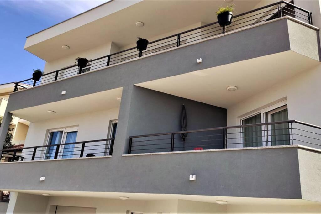 Pape Apartment